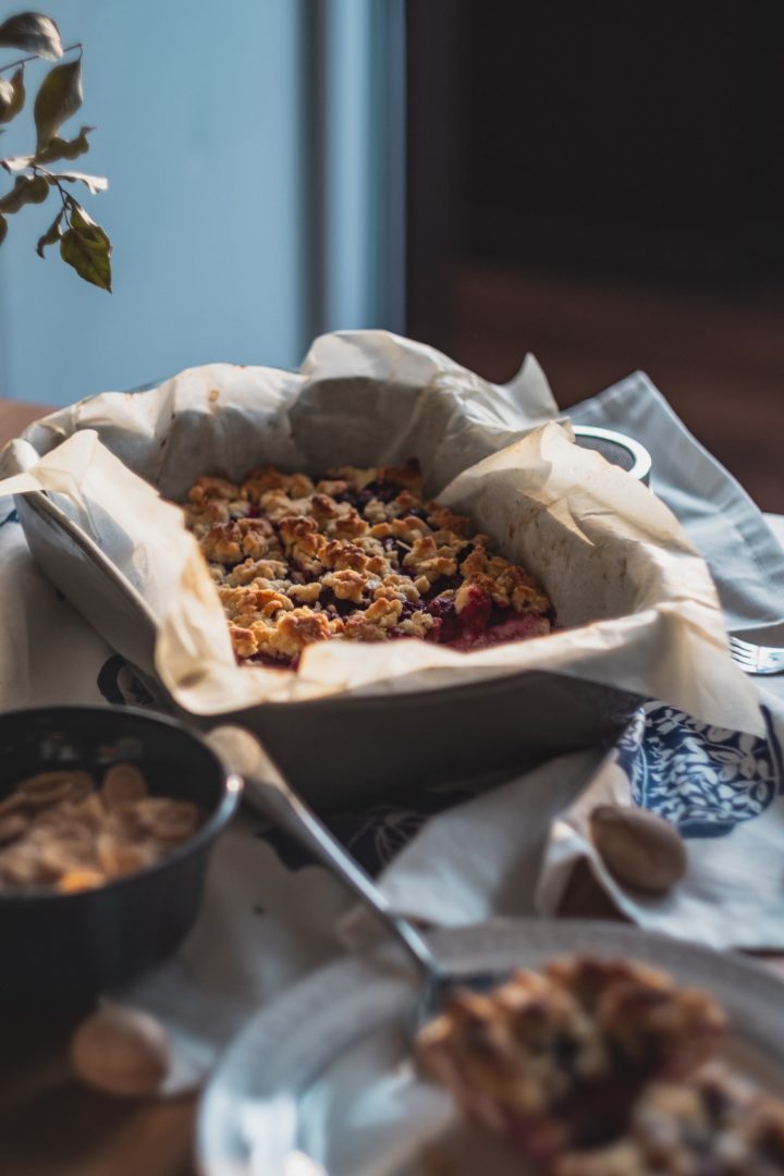 The strawberry and rhubarb gluten free crumble recipe, super easy to make!